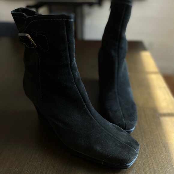 La Canadienne
Geri Waterproof Suede Wedge Bootie - Picture 5 of 11